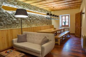 A seating area at Casa Rural "Casa Chin", Val d'Aran