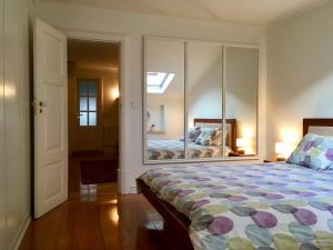 - une chambre avec un lit et un grand miroir dans l'établissement Flores, à Lisbonne