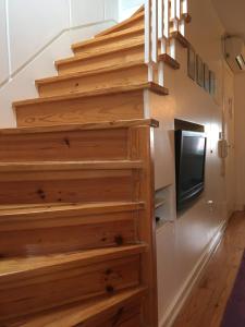 escalera con TV de pantalla plana en la pared en Flores, en Lisboa