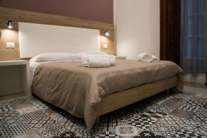 A bed or beds in a room at New Gallery