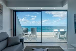 salon z widokiem na ocean w obiekcie Penthouse Over The Sea w mieście Las Palmas de Gran Canaria