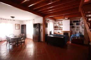 uma sala de estar com uma mesa e uma sala de jantar em Valle y Mar, Casa de Huéspedes em La Herradura