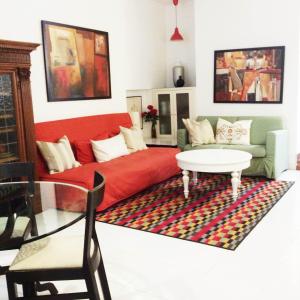 ローマにあるA Trastevere da Giuliaのリビングルーム(赤いソファ、テーブル付)