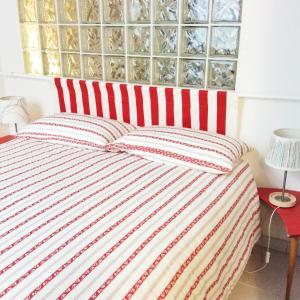 ローマにあるA Trastevere da Giuliaの赤と白のストライプのベッド