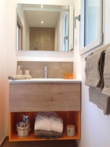 A bathroom at "Le Cottage" Appartements avec SPA privatif