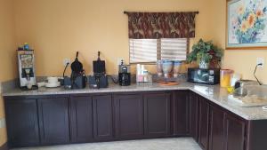 uma cozinha com um balcão com electrodomésticos em Best Economy Inn & Suites em Bakersfield