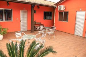 een patio met een tafel en stoelen op een huis bij Pousada da Guarda in Guarda do Embaú