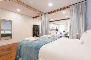 ein Schlafzimmer mit einem großen weißen Bett in einem Zimmer in der Unterkunft FLH Graça Artistic Studio in Lissabon