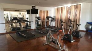 un gimnasio con varias bicicletas estáticas en una habitación en Ohasis Hotel Jujuy & Spa en San Salvador de Jujuy