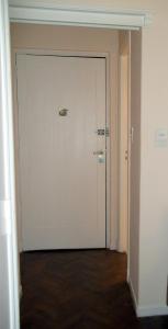 una gran puerta blanca en una habitación en Departamento Posadas en Buenos Aires
