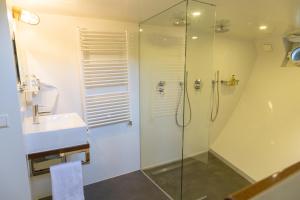 un baño con ducha y lavabo en M/S Svalbard B&B, en Ámsterdam 15 fotos más