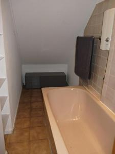 a bathroom with a tub and a tiled floor at gemütliche Ferienwohnung in Düsseldorf