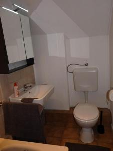 Koupelna v ubytování Ferienwohnung in Düsseldorf Hassel + 5 fotografií