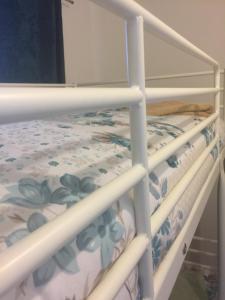 Postel nebo postele na pokoji v ubytování Cosy 2 bedroom Apartment -Heathrow Airport