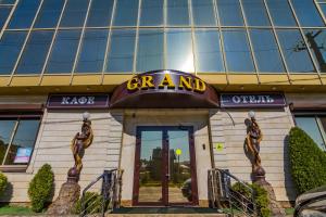 ガリャーチ・クリュチにあるGrand Hotelの看板入り口