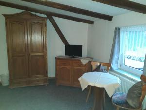 TV a/nebo společenská místnost v ubytování Richnow`s Bett und Bike ehem. Landgasthof