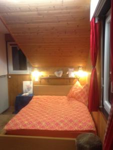Rúm í herbergi á Romantic Chalet-Style Flat with Mountain View