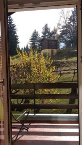 Garður fyrir utan Romantic Chalet-Style Flat with Mountain View