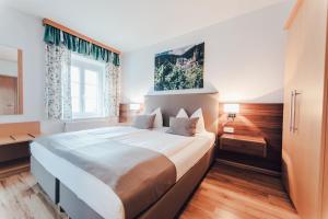 ein Schlafzimmer mit einem großen Bett und einem Fenster in der Unterkunft Gästehaus Kleindienst in Deutschlandsberg