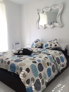 A bed or beds in a room at Heart of Alicante