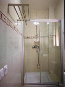 een douche met een glazen deur in de badkamer bij chambre noisy in Noisy-le-Sec