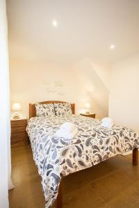 ナザレにあるCASAL RIQUEZO T2 - Serra da Pescaria - NAZARÉのベッドルーム1室(青と白の掛け布団付きのベッド1台付)