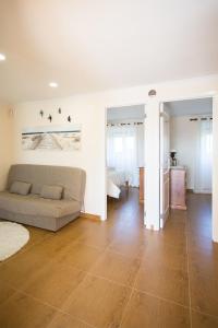 ein Wohnzimmer mit einem Sofa und einem Tisch in der Unterkunft CASAL RIQUEZO T2 - Serra da Pescaria - NAZARÉ in Nazaré