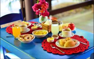 niebieski stół ze śniadaniem i napojami w obiekcie Pouse no Jardim w mieście Pirenópolis