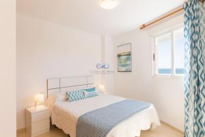 En eller flere senge i et værelse på CasesAlMar-Apartamento Acapulco II + 76 billeder