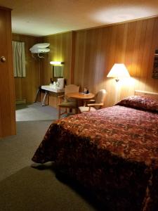 מיטה או מיטות בחדר ב-Buckhorn Resort