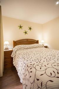 um quarto com uma cama com duas estrelas na parede em Casal Riquezo T2-1.o- Serra da Pescaria - Nazare na Nazaré