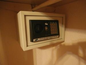 a microwaverior on the side of a wall at Hotel El Circulo in Mar del Plata