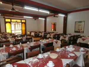 a large banquet hall with tables and chairs at Hotel El Circulo in Mar del Plata