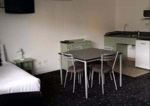 Kuchyň nebo kuchyňský kout v ubytování ASURE Abode On Courtenay Motor Inn