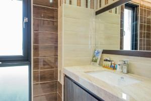 Bagno di Shangri Longluan Lake One B&B