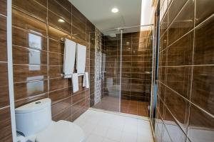 Bagno di Shangri Longluan Lake One B&B