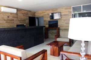 a lobby with a waiting area with a table and chairs at Hotel Tampico Express in Ciudad Madero