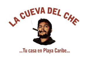 Un hombre con un cigarrillo en la boca con las palabras "la cuvo del city" en La Cueva del Che, en Juan Dolio