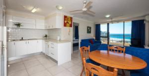 Η κουζίνα ή μικρή κουζίνα στο Aristocrat Apartments