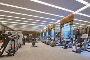 The fitness centre and/or fitness facilities at Wanda Realm Resort Nanning