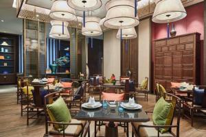 A restaurant or other place to eat at Wanda Realm Resort Nanning