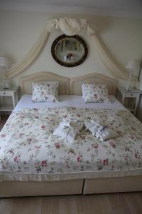una camera da letto con un letto con copriletto floreale di Im Röseligarten a Wolfhausen