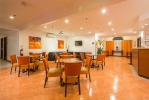 A restaurant or other place to eat at Microtel by Wyndham Eagle Ridge