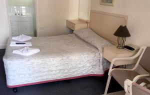 Ένα ή περισσότερα κρεβάτια σε δωμάτιο στο Forster Beach Motel +7 φωτογραφίες