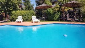 2 sillas y sombrillas junto a la piscina en Santa Teresita Boutique Hotel, en San Fernando 76 fotos más