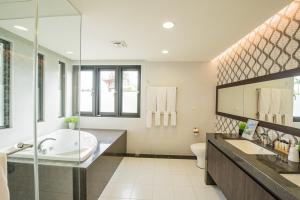 Bagno di Shangri Longluan Lake One B&B