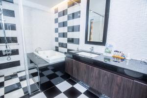 Bagno di Shangri Longluan Lake One B&B