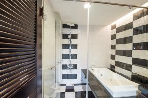 Bagno di Shangri Longluan Lake One B&B