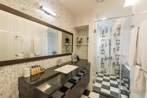 un bagno con un lavandino e un grande specchio di Shangri Longluan Lake One B&B a Città Vecchia di Hengchun