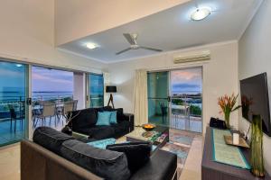 uma sala de estar com vista para o oceano em Argus Apartments Darwin em Darwin